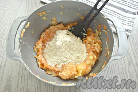 Всыпаем 3 столовые ложки муки, перемешиваем.