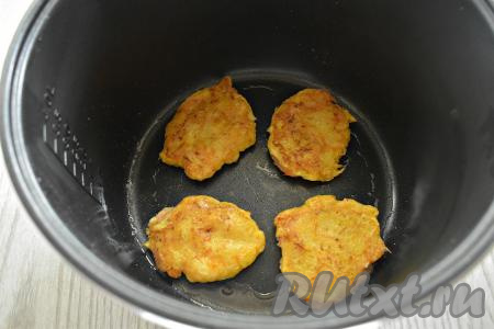Растительное масло вливаем в съёмную чашу мультиварки (у меня - мультиварка&nbsp;Редмонд), сразу включаем программу "Жарка". Когда масло разогреется (прозвучит звуковой сигнал), столовой ложкой выкладываем кабачковое тесто на дно чаши, формируя круглые (или овальные) кабачковые оладушки. Жарим оладьи без крышки до румяности с двух сторон (минут по 5 с каждой стороны).