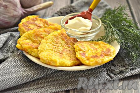 Кабачковые оладьи из чаши мультиварки перекладываем на тарелку, тесто перемешиваем и постепенно жарим все оладушки. Всего у меня вышло 12 штук. Оладьи из кабачков получаются нежными, мягкими, к столу подаём их с любимым соусом (я подала со сметаной).