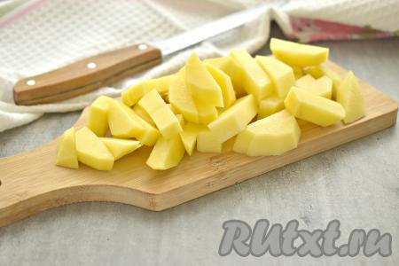 В закипевший куриный бульон выкладываем очищенный и нарезанный на брусочки картофель, варим на небольшом огне 5 минут.