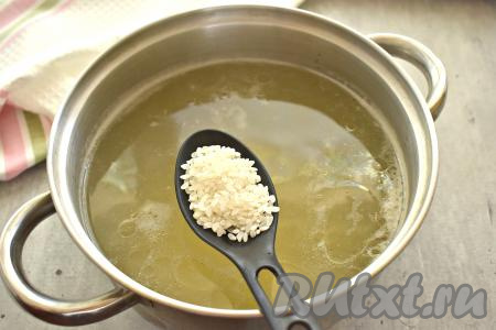 Затем в бульон с картошкой выкладываем промытый рис (я использовала обычный круглый рис), перемешиваем, даём закипеть, а после этого варим на небольшом огне минут 15.