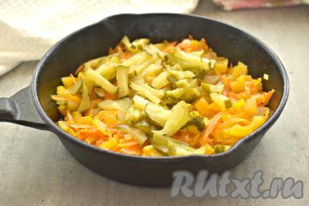 Солёный (или маринованный) огурчик нарезаем соломкой (или кубиками), добавляем на сковороду к овощам, перемешиваем. Обжариваем овощи минуты 3-4, иногда помешивая.