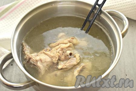 Части курицы промываем, перекладываем в кастрюлю, заливаем 1,5-2 литрами воды и ставим на огонь. После закипания воды в кастрюле убираем пену, уменьшаем огонь и варим кусочки курочки до готовности (минут 45-50). Достаём варёную курицу из бульона, оставляем остывать. Если нужно, процеживаем бульон, затем снова переливаем в кастрюлю, солим по вкусу, ставим на огонь и даём бульону закипеть.