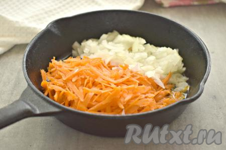 Сразу приступаем к приготовлению зажарки для рассольника, для этого в сковороду с разогретым растительным маслом выкладываем очищенную и натёртую на крупной тёрке морковку, добавляем очищенную и мелко нарезанную луковицу, перемешиваем и обжариваем овощи минут 5 на среднем огне, периодически перемешивая.