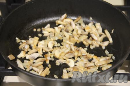 Обжаривать шампиньоны с луком минут 12-15, иногда помешивая. По истечении этого времени грибочки полностью прожарятся.