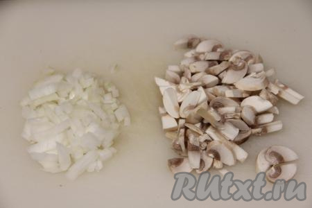 Шампиньоны и луковицу мелко нарезать.