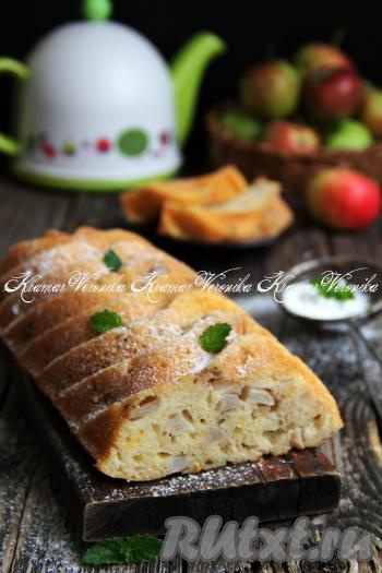 Вкусный, пористый, в меру влажный кекс с яблоками, приготовленный на кефире в духовке, присыпать сахарной пудрой, нарезать на кусочки и подать к чаю.