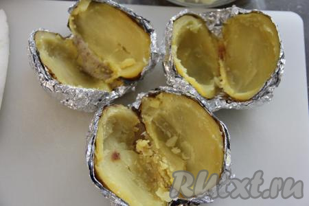 Готовый картофель разрезать на две части вместе с фольгой и достать из середины часть мякоти. У нас получатся вот такие лодочки.