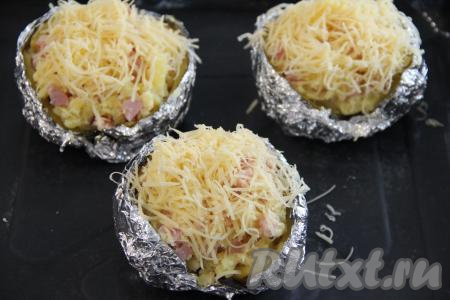 Оставшиеся 30 грамм сыра натереть на тёрке и присыпать им сверху начинку.