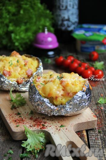 Поставить крошку-картошку с ветчиной и сыром в разогретую духовку и запекать минут 7-10 при температуре 200 градусов (до золотистости сыра).