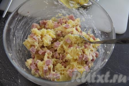 К ветчине с сыром добавить картофельное пюре, перемешать и посолить по вкусу.