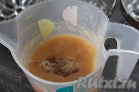 В яблочное пюре добавить сахар и яичные белки, взбить массу миксером в течение минут 5. Масса слегка посветлеет и увеличится в объёме.&nbsp;