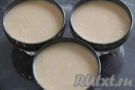 Разлить самбук по креманкам (я разлила по трём креманкам) и поставить в холодильник минимум на 4-5 часов (можно поставить и на ночь).