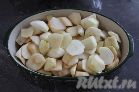 Яблоки почистить, удаляя семечки и кожуру. 500 грамм очищенных яблок нарезать на небольшие кусочки, выложить в жаропрочную форму и накрыть фольгой. Запекать яблоки в разогретой духовке минут 35 (до мягкости) при температуре 200 градусов.&nbsp;