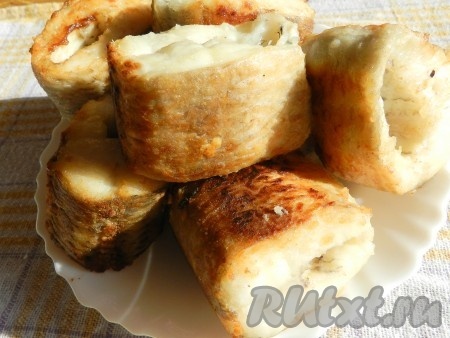 Обжарить рыбу на растительном масле, но не до готовности.