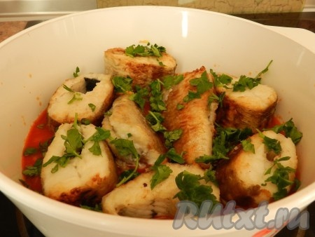 Соединить рыбу и томатный соус, посыпать петрушкой, довести до кипения (возможно, понадобится добавить еще жидкости и соли по вкусу), и тушить на медленном огне под крышкой 20-25 минут.