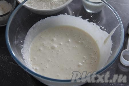 Влить растительное масло и взбить миксером яично-банановую смесь.