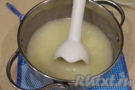 Готовые яблоки пробить погружным блендером до однородности.