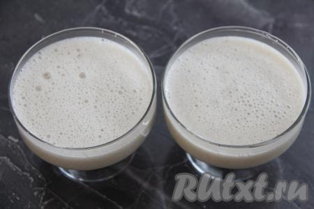 Разлить массу по креманкам (или фужерам, или по силиконовым формочкам) и поставить в холодильник, как минимум, на 5 часов, а лучше - на ночь (до полного застывания яблочного желе).