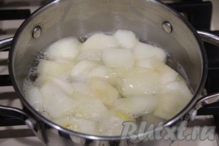 После закипания варить яблоки на среднем огне минут 15 (до мягкости), периодически помешивая.