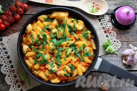 Вкусную, сытную, аппетитную чучвару шурпу с пельменями подать к столу в горячем виде.