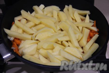 Сразу же добавить картошку, нарезанную на брусочки, перемешать.