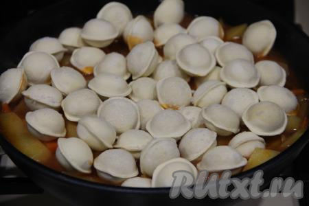 Далее всыпать пельмени (у меня - замороженные), посолить по вкусу и перемешать, снова накрыть сковороду крышкой. Готовить чучвару шурпу с пельменями 7 минут.