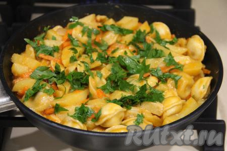 Посыпать рубленной зеленью (у меня - петрушка), накрыть крышкой и потомить на медленном огне 2-3 минуты.