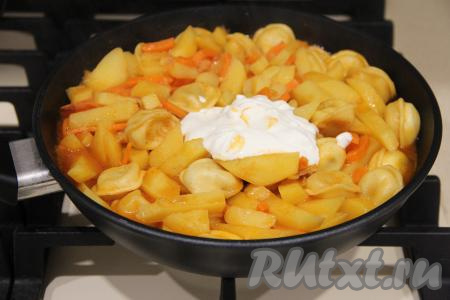 Затем добавить сметану, хорошо перемешать.