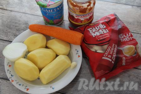 Подготовить продукты для приготовления чучвары шурпы с пельменями. Картошку, морковку, чеснок и лук почистить.