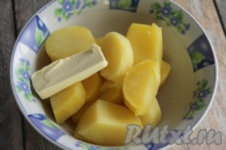 К горячему варёному картофелю добавить сливочное масло и растолочь его толкушкой в пюре.