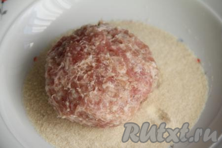 Из каждой части фарша сформировать лепёшку. На каждую лепёшку выложить часть картофельного пюре, завернуть начинку в фарш, формируя зразы. Таким образом сформировать все 10 мясных зраз с картошкой. Обвалять зразы в панировочных сухарях со всех сторон.