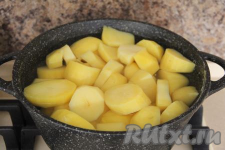 Очищенный картофель переложить в кастрюлю,  залить полностью водой, поставить на огонь. А после закипания подсолить воду и варить картошины на небольшом огне до готовности (в течение 20-25 минут), затем воду слить. Для приготовления зраз потребуется 450 грамм варёной картошки.