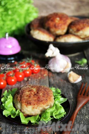 Мясные зразы с картофелем подать с любым гарниром в горячем виде. Очень вкусно и сытно!