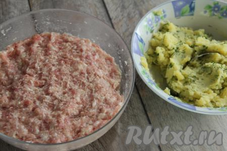 В получившееся картофельное пюре добавить мелко нарезанную петрушку (или другую зелень), перемешать.