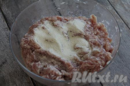 Добавить манку и ещё раз перемешать.