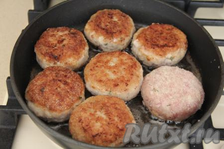 Зразы обжарить до золотистого цвета на среднем огне с двух сторон.