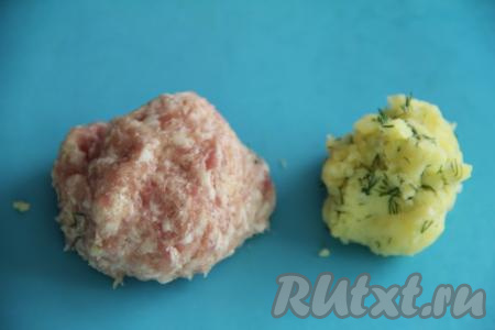 Разделить и фарш, и картофельное пюре на 10 частей (то есть мы будем формировать 10 мясных зраз с картофелем).