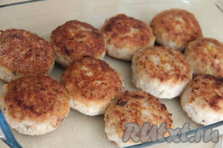 Затем переложить мясные зразы с картофелем в жаропрочную форму, влить на дно немного воды и поставить в разогретую до 200 градусов духовку.