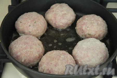 В сковороде разогреть растительное масло, затем выложить мясные зразы.