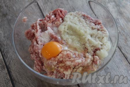 Лук пропустить через мясорубку. Добавить лук и сырое яйцо в фарш, посолить по вкусу. Вымесить фарш.