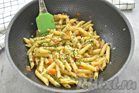 Вода должна полностью выкипеть (пару раз за это время макароны нужно перемешать). Время приготовления будет определяться сортом и качеством макарон. Если макароны по истечении 10-12 минут остались жестковатыми, тогда&nbsp; влейте ещё немного кипятка и продолжите тушение под крышкой. Готовые макароны посыпьте измельчённой зеленью, перемешайте и уберите с огня.