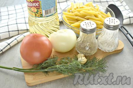 Подготовим нужные продукты для приготовления макарон  с помидорами и луком на сковороде.  Очищаем лук и зубчики чеснока. Моем помидор и укроп. Кипятим в чайнике 250 миллилитров воды.