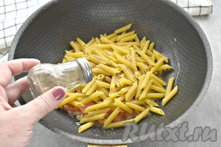 По вкусу макароны солим и перчим. Можете использовать свои любимые приправы и специи.