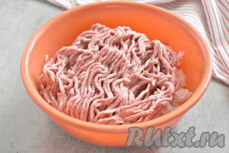 Кусочки мяса (я взяла говядину и свинину) пропускаем через мясорубку (или берём покупной фарш) и перекладываем в миску с рисом.