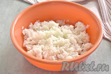 Промываем рис, даём стечь воде. Затем перекладываем рис в кастрюлю, заливаем его холодной водой (воды должно быть в 2,5 раза больше, чем риса), ставим на огонь. После закипания воды варим рис на небольшом огне до готовности (минут 15-20). Затем варёный рис откидываем на сито и промываем холодной водой, даём стечь лишней воде, после этого перекладываем в объёмную миску.&nbsp;&nbsp; 