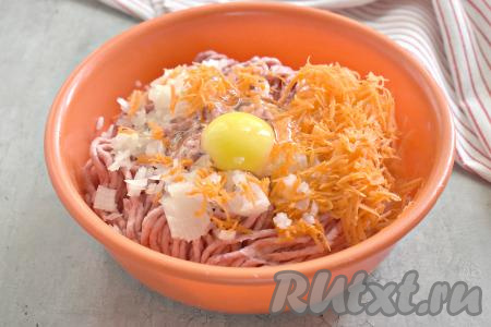 Сюда же добавляем сырое куриное яйцо.