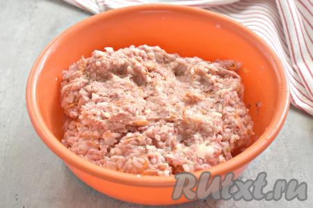 Фарш для формирования тефтелей должен получиться вязким и густым.