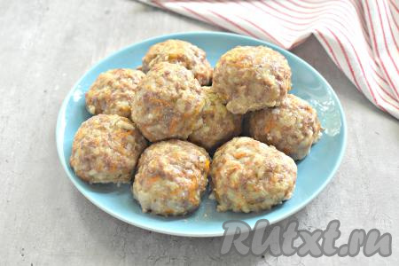 Готовые тефтельки достаём из духовки.