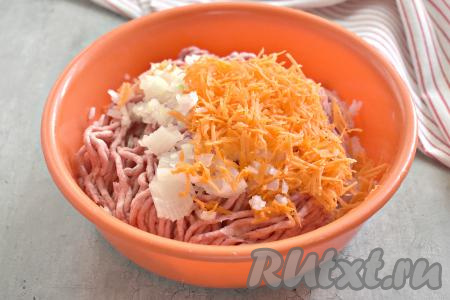 Очищаем морковку с луком. Мелко нарезаем лук, а морковь натираем на мелкой тёрке. Лук с морковью перекладываем к фаршу с рисом.